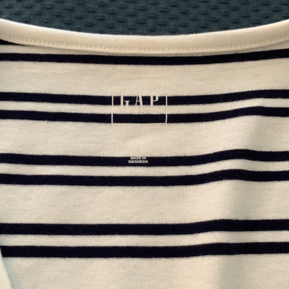 NWT gap wrap top - Picture 3 of 3